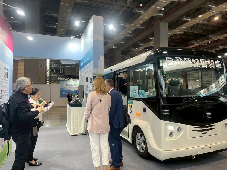 台中自駕巴士目前在台北南港展覽館2026智慧城市展首度實車展示，成為全場超人氣的亮點。市府提供