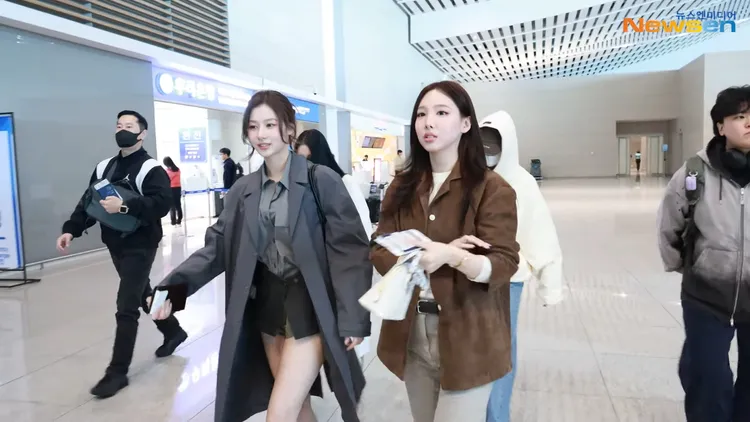 SANA（左）辣腿吸睛，與娜璉走在一起。翻攝YouTube