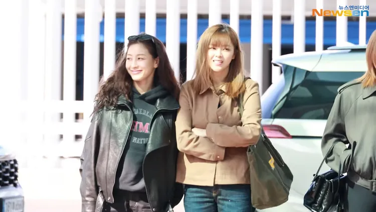 志效（左）、定延一路上有說有笑。翻攝YouTube