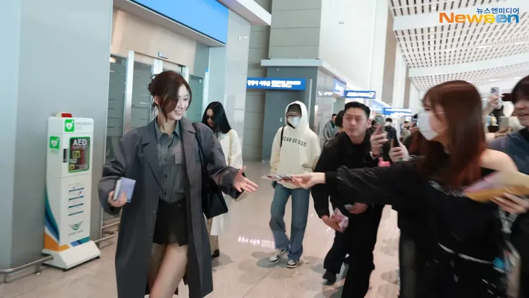 SANA親切收下粉絲送的卡片。翻攝YouTube