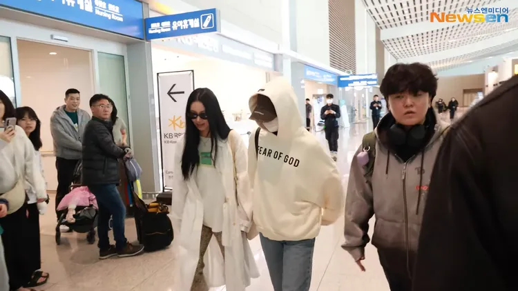 彩瑛（左）、MINA走在隊伍最後。翻攝YouTube