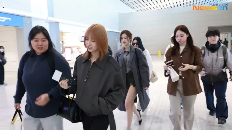 MOMO和經紀人聊天。翻攝YouTube