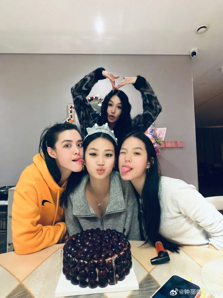 鍾麗緹（後）上月幫小女兒Cayla（前排中）慶生，大女兒Yasmine（前排左）、二女兒Jaden做鬼臉合照。翻攝鍾麗緹微博