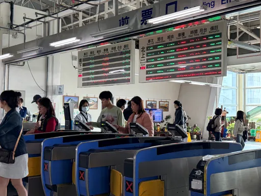 台鐵月台看板大改版！219站全面更新　南港站搶先試辦