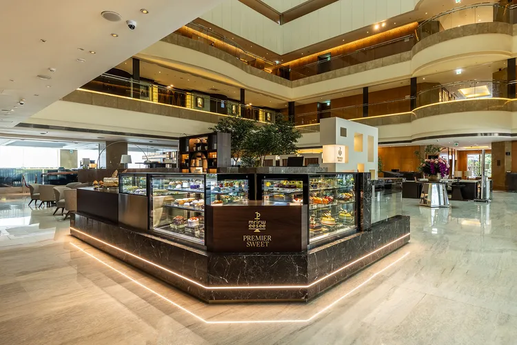入住「甜享升等」春季住房專案旅客還可獲得飯店一樓大廳「品頌坊」300元抵用券，可用於選購各式手作麵包與精緻蛋糕。JR東日本大飯店台北提供