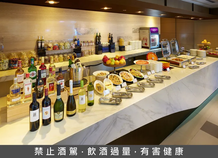 行政貴賓酒廊供應精緻輕食點心，每日Happy Hour時段還有日本清酒暢飲等高規格服務，吸引高端商務與品味型旅客。JR東日本大飯店台北提供