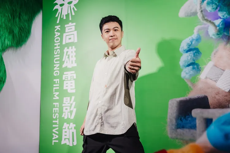 涂嘉欽負責樂團視覺設計、週邊商品製作，與海外演出執行。大象體操提供