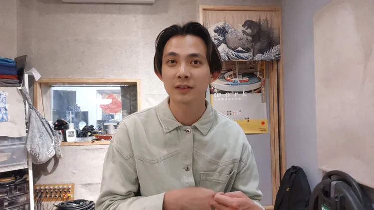 吉他手張凱翔負責樂團財務規劃、整體策略與行政執行。凃建豐攝