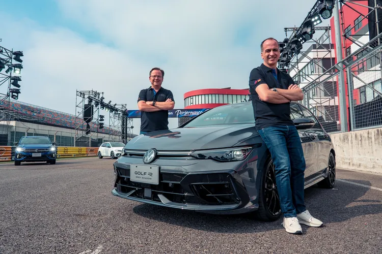 Golf R 夜幕疾行版採用專屬「夜幕幻影灰」車色，搭配黑色車頂與黑化外觀套件，建議售價為197.8萬元（含舊換新減稅）。業者提供