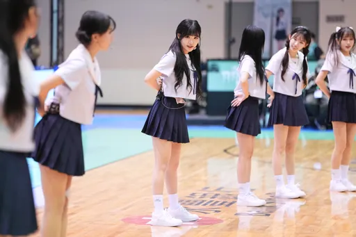 太養眼！韓籍女神崔洪邏、睦那京領軍跳健康操　60位砲哥齊跳成奇景