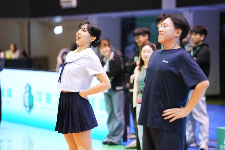 睦那京和粉絲跳操。洋基工程提供