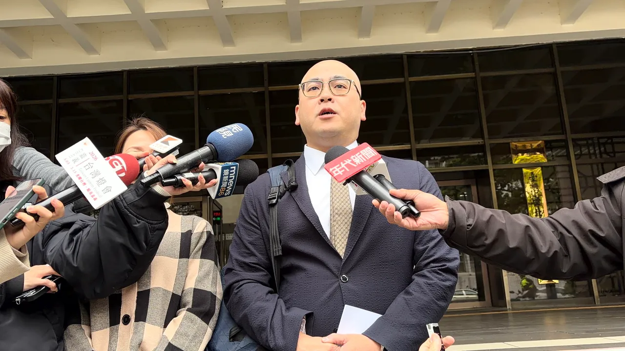 律師蕭奕弘到北院遞狀，向合議庭聲請柯文哲暫時解除限制出境出海3天。張欽攝