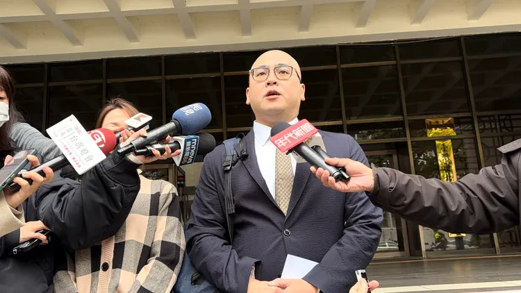 律師蕭奕弘到北院遞狀，向合議庭聲請柯文哲暫時解除限制出境出海3天。張欽攝