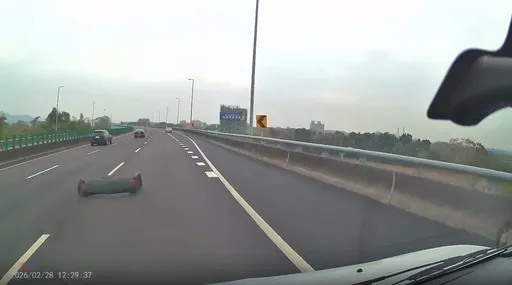 驚呆！國道上突然保險桿襲來　倖存者問：高速公路丟道具當瑪利歐賽車開喔