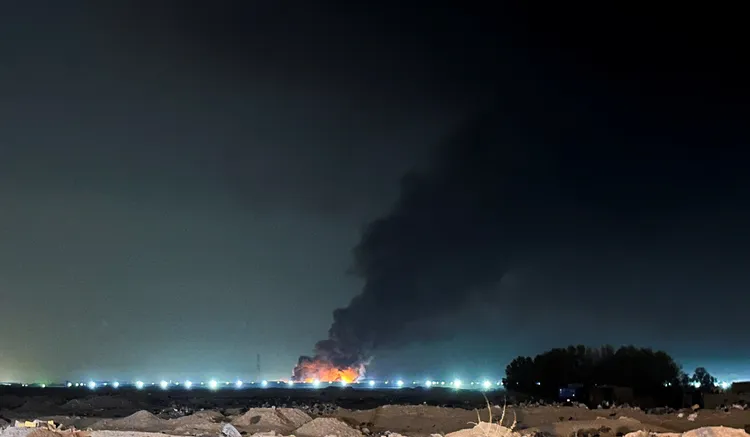 伊朗無人機7日攻擊伊拉克油田導致起火，當地美國企業哈利伯頓公司設施冒出濃煙。路透社