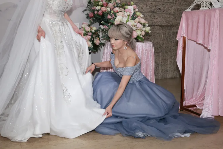 Makiyo貼心替新娘整理裙襬。彭欣偉攝