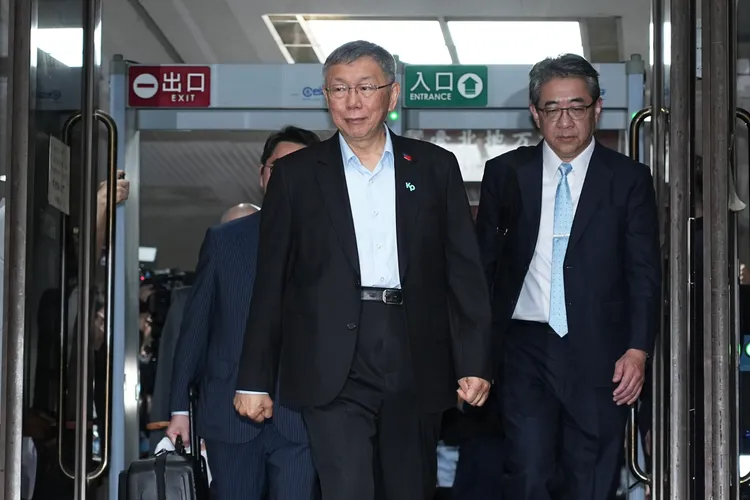 柯文哲聆聽判決後步出台北地方法院。彭欣偉攝