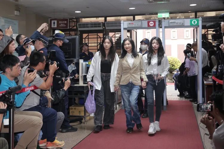 應曉薇在兩名女兒陪同下到北院聆聽判決。彭欣偉攝