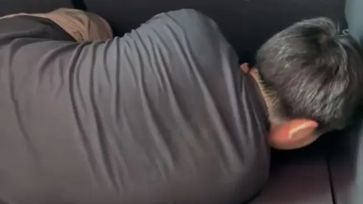 男童辰辰示範當時塞在後車箱的情況。翻攝自《海報新聞》