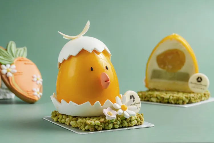 小雞派對內餡以台灣柳丁庫里化作金黃蛋黃，搭配四季春茶布蕾與香片白巧克力慕斯，層層堆疊出清新細膩的茶香與果香。業者提供