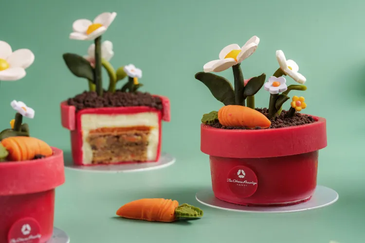 以春意盎然的小花園為靈感打造而成的「春日花語花盆」，外型為盛開小花的盆栽造型甜點。業者提供