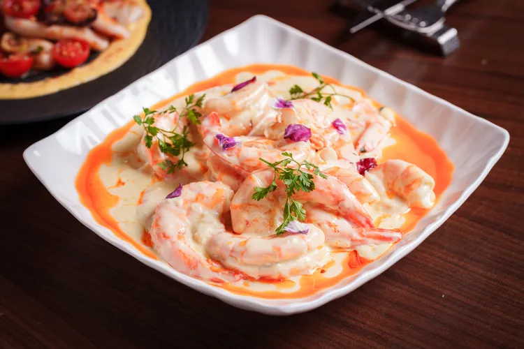 法式紅油白醬燉蝦濃郁滑順。業者提供