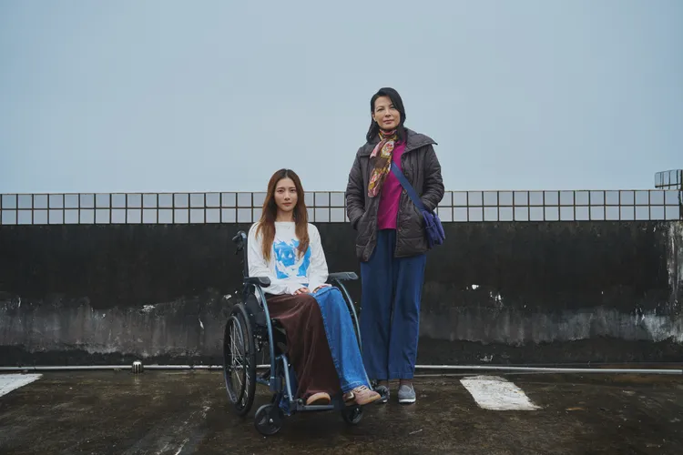 蔡黃汝（左）與陳孝萱在MV上演網戀，背後真相卻充滿洋蔥。索尼音樂提供