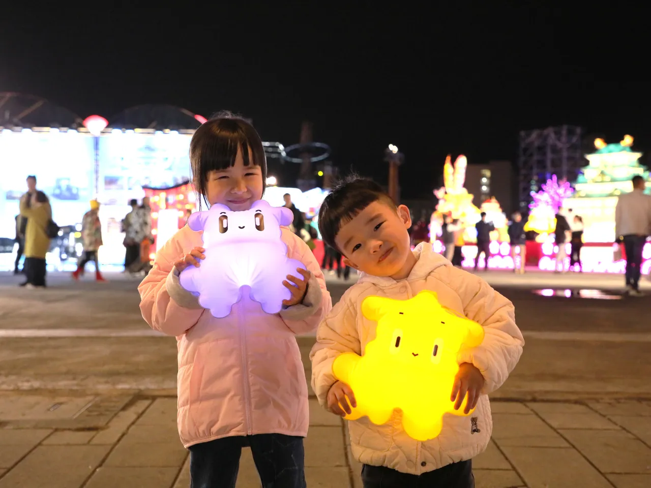 2026台灣燈會準備的小提燈讓孩子們愛不釋手。嘉縣府提供