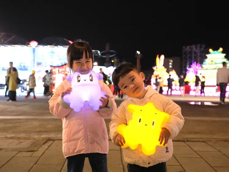 2026台灣燈會準備的小提燈讓孩子們愛不釋手。嘉縣府提供