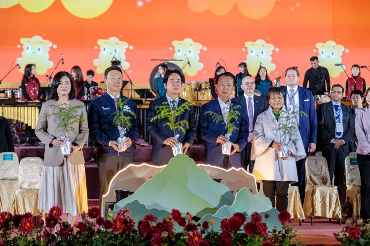 2026台灣燈會3日開幕，總統賴清德、縣長翁章梁親手種下象徵希望的樹苗。嘉縣府提供