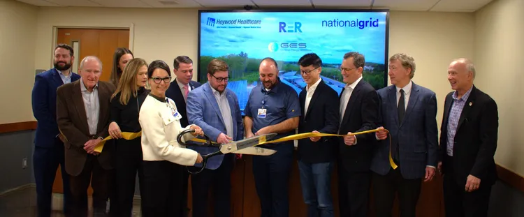 聯合再生能源美國子公司GES開發之Heywood Hospital案場啟用，當地市場Michael J. Nicholsn(左三)亦出席同慶。公司提供