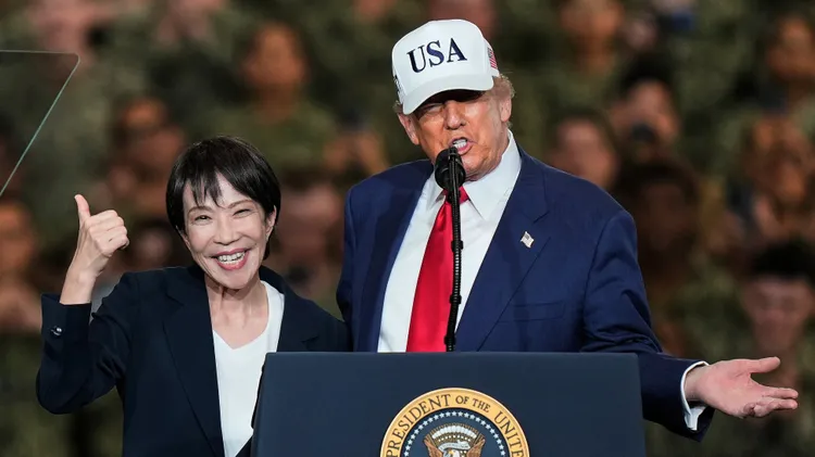 日本首相高市早苗（左）表示，還沒有收到美方要求日本派艦護航的正式文件。美聯社