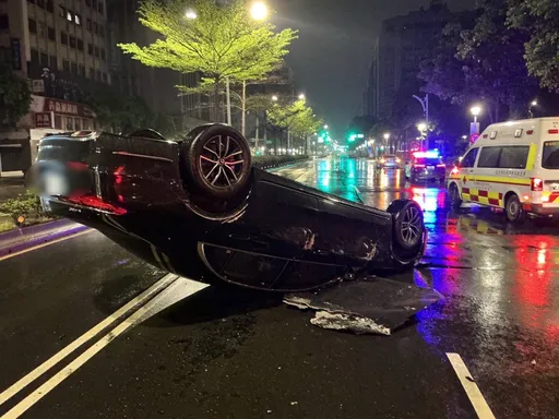 北市賓士自撞路邊工程車翻覆　駕駛酒測值高達0.80