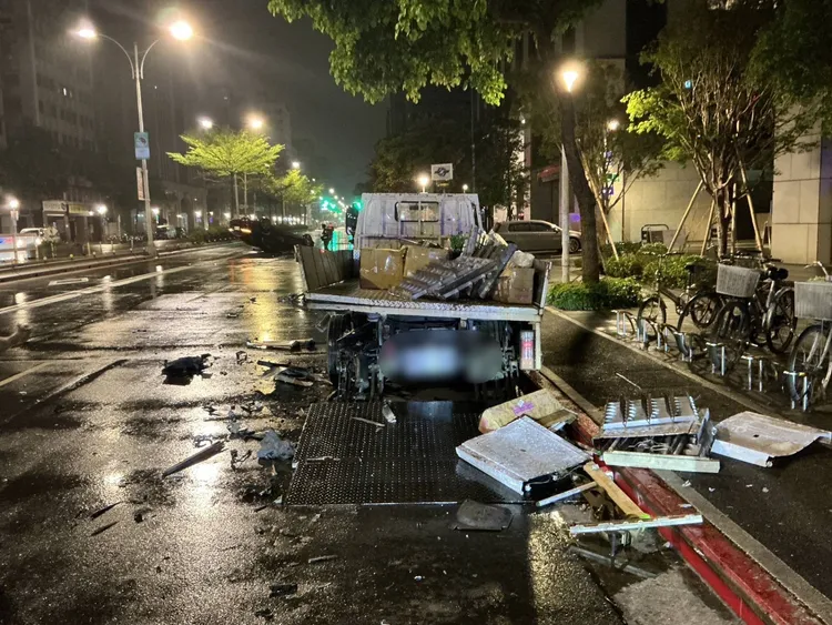 路邊工程車遭撞。翻攝畫面