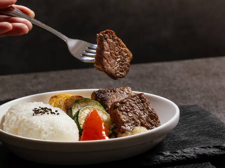 商務艙主菜「牛小排佐芝麻米飯」。華航提供
