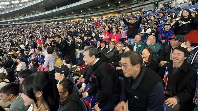 許多台灣球迷進場為台灣隊加油。翻攝自李逸洋臉書