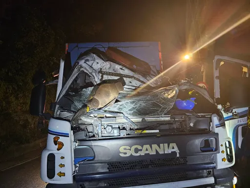 北宜35.2K凌晨驚悚車禍　機械吊臂砸進車頭！他幸運閃過死神