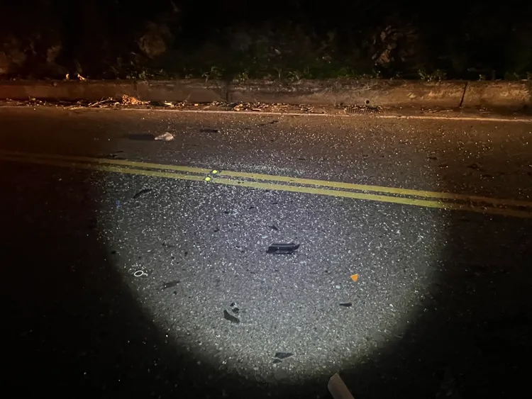 現場車零件與碎玻璃散落近百米。翻攝畫面