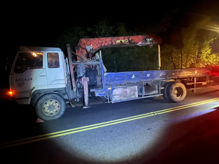 貨車的機械吊臂砸進另一部貨車。翻攝畫面