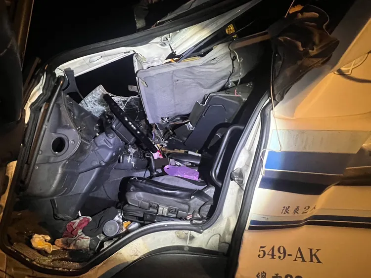 大貨車駕駛座被砸爛。翻攝畫面