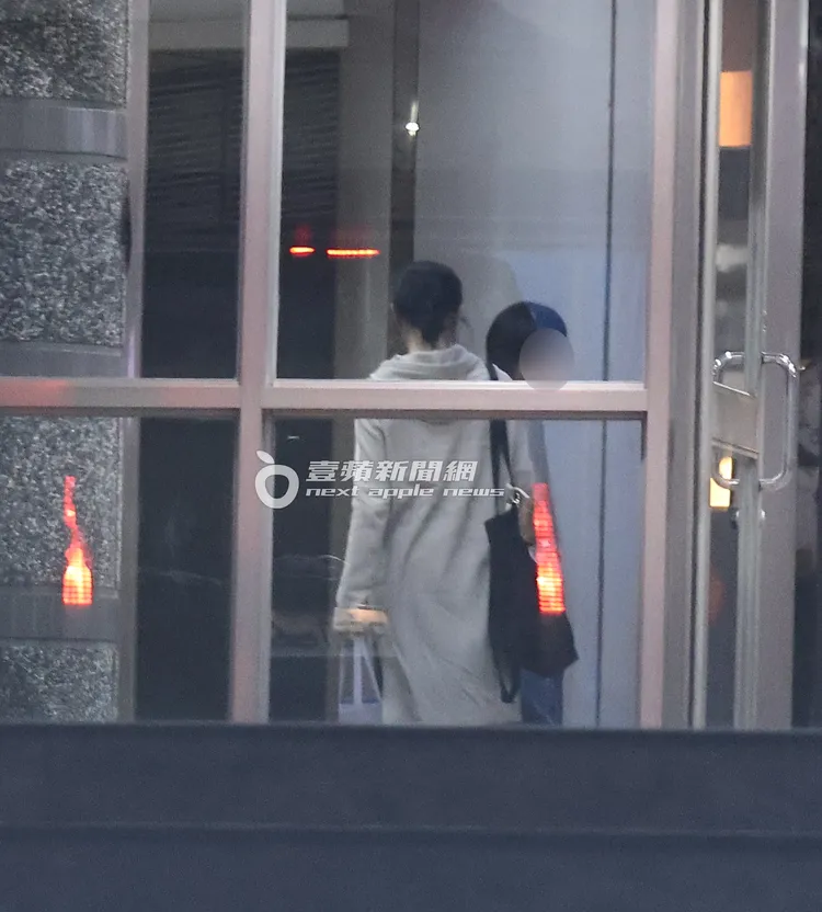 夏于喬搭保母車返回文山區休息。特勤中心攝