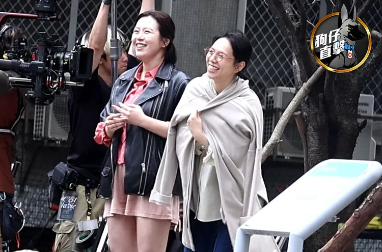 新手媽劉品言（左）與孕婦夏于喬街頭拍戲。特勤中心攝