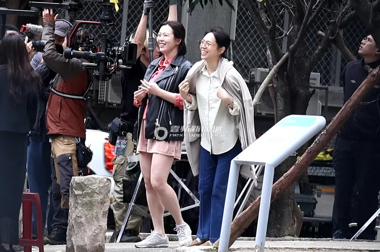 兩人聊到開心大笑，看得出好交情。特勤中心攝