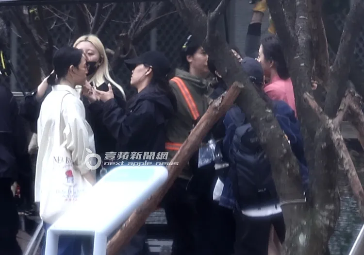 開拍前妝髮人員上前替劉品言（右）及夏于喬補妝。特勤中心攝