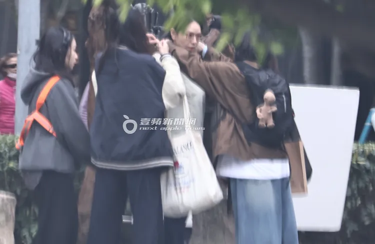 結束拍攝，工作人員替夏于喬取下器材。特勤中心攝