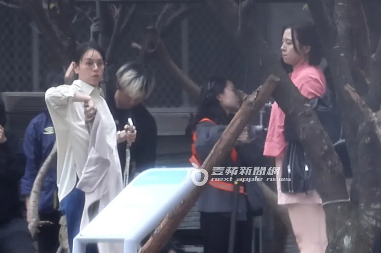 兩人站在公園裡等待劇組準備拍攝。特勤中心攝