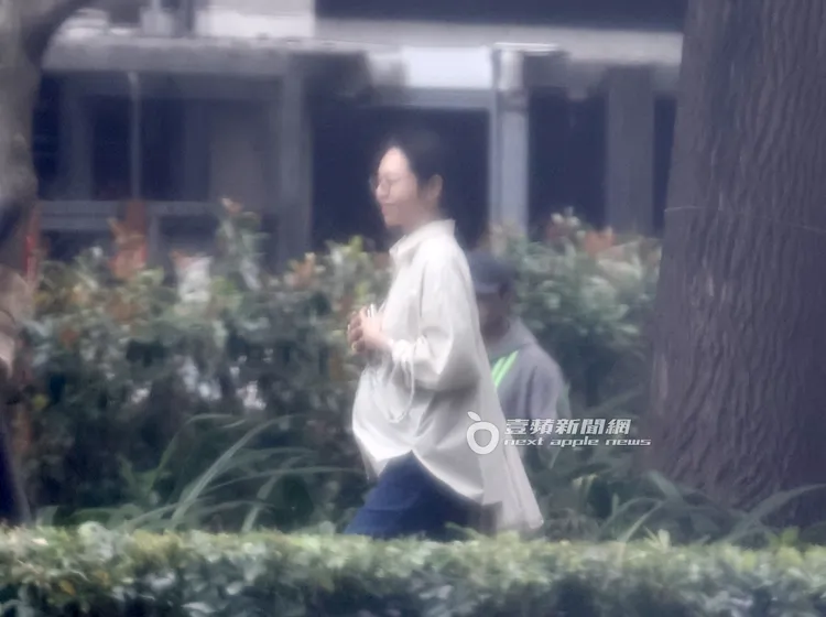 夏于喬穿米色長版襯衫，孕肚明顯。特勤中心攝