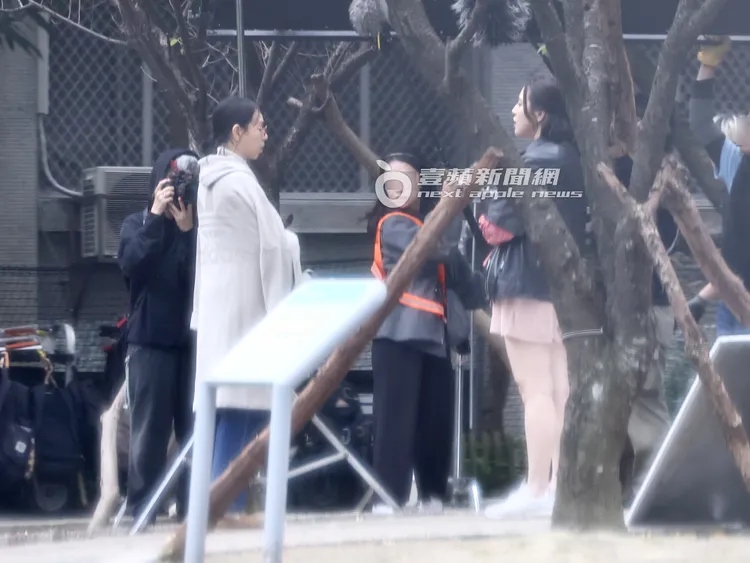夏于喬（左）與劉品言在台北街頭拍攝，披著外套準備開拍。特勤中心攝