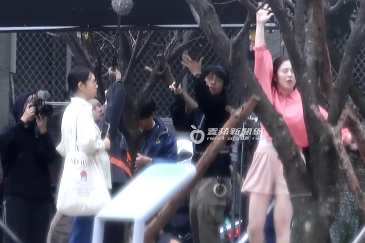 拍戲時，劉品言（右）猝不及防來個舉手加上大轉身，一旁的夏于喬看傻眼。特勤中心攝