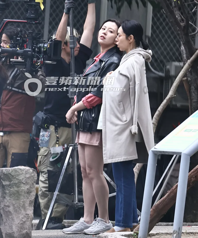 劉品言（左）與夏于喬站在一起聊天。特勤中心攝
